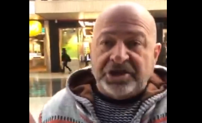 澳洲街头大叔怒怼港独分子，对方无奈抢走话筒