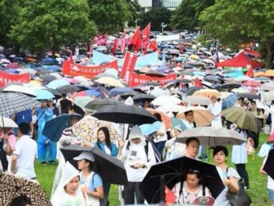 香港各界冒雨出席“反暴力救香港”大集会 付国豪录视频支持