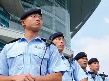 香港警员深夜被袭击砍伤，特区警务处长强烈谴责称将全力追凶
