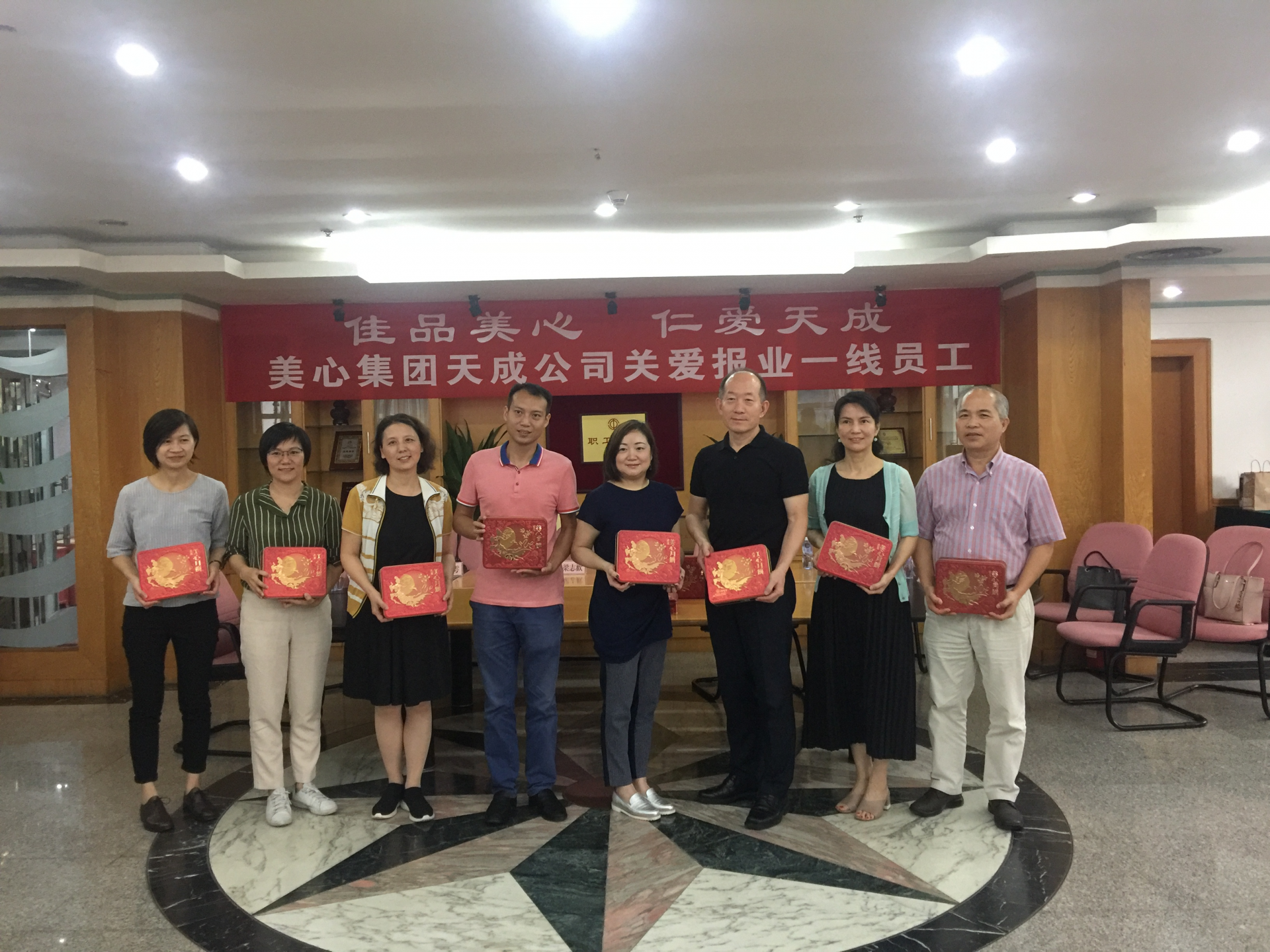 香港美心赠来深建设者价值140万元月饼