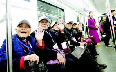 不限户籍了，60岁以上老人在深圳免费坐公交地铁！