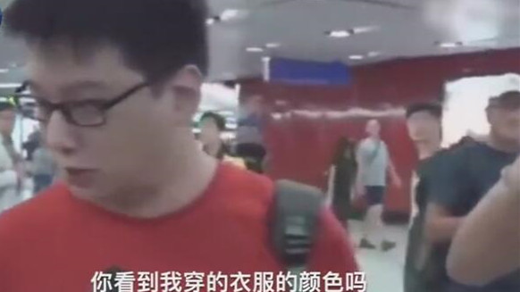 内地游客在港遭示威者围攻，答陷阱提问：看到我衣服颜色了吗？