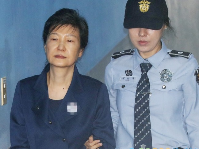 朴槿惠“亲信干政”案终审撤销二审判决