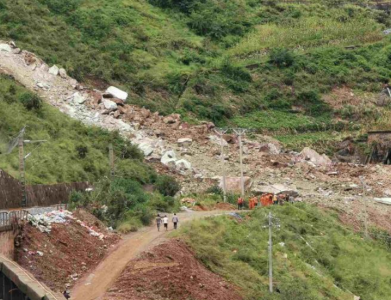 成昆铁路甘洛段突发山体崩塌，24人遇险其中11人获救