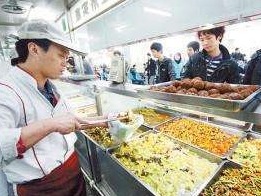 高校食堂设最低消费，工作人员穿低胸装？校方：已处理