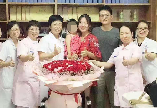 男子“七夕”手捧199朵玫瑰花，等待从产科手术室走出来的她……