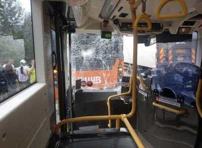 香港两辆大巴车相撞造成至少12人受伤，原因正调查