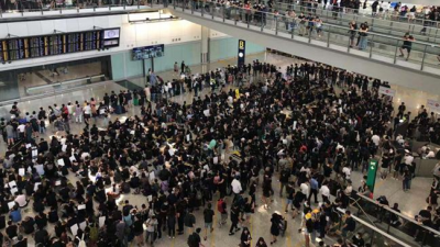 非法集会致香港机场瘫痪 今18点后航班已全面取消 