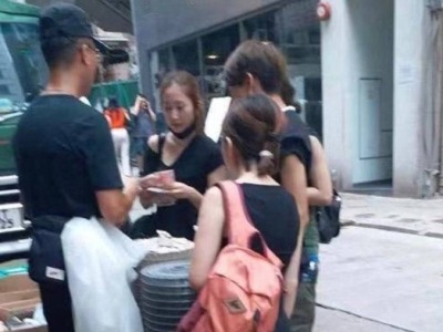 香港示威女子被“猪队友”击中眼睛 视力或严重受损