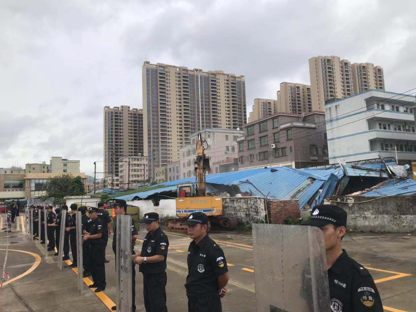 房子里居然种果树？！坪山规土监察率先打响深圳集中拆违“头炮”