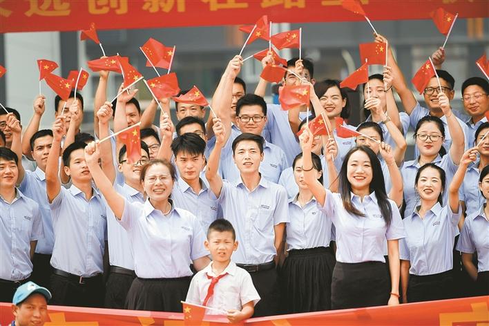 公交站唱响《我和我的祖国》