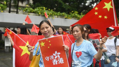 香港市民游行谴责美方插手香港事务