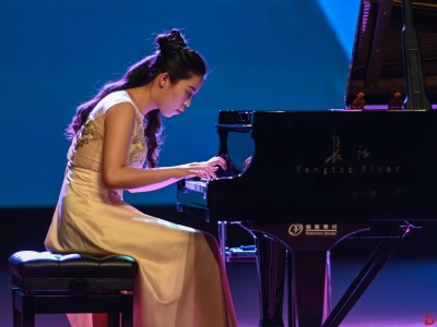 旅意中国青年钢琴家常荇回乡 奏响爱国主题曲