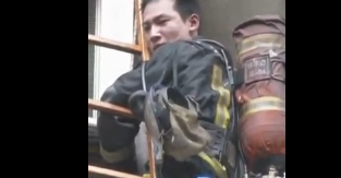 消防员救火被困4楼阳台，这一回头瞬间让人好心疼…