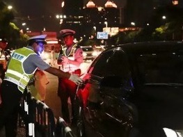 骑车不戴头盔？交警让你发个朋友圈集赞