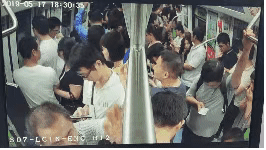 男子在地铁上喊“趴下”引发恐慌案背后的故事：热心市民的挺身而出很赞！