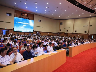 首届深圳湾金融高峰论坛举行，南山为先行示范区建设贡献“金融智慧”