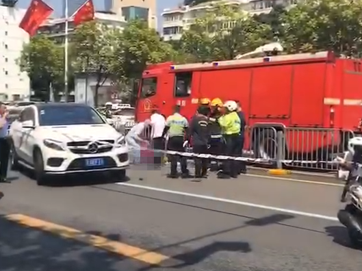突发！福田红荔路发生电动车与汽车碰撞事故 电动车骑行人当场死亡  
