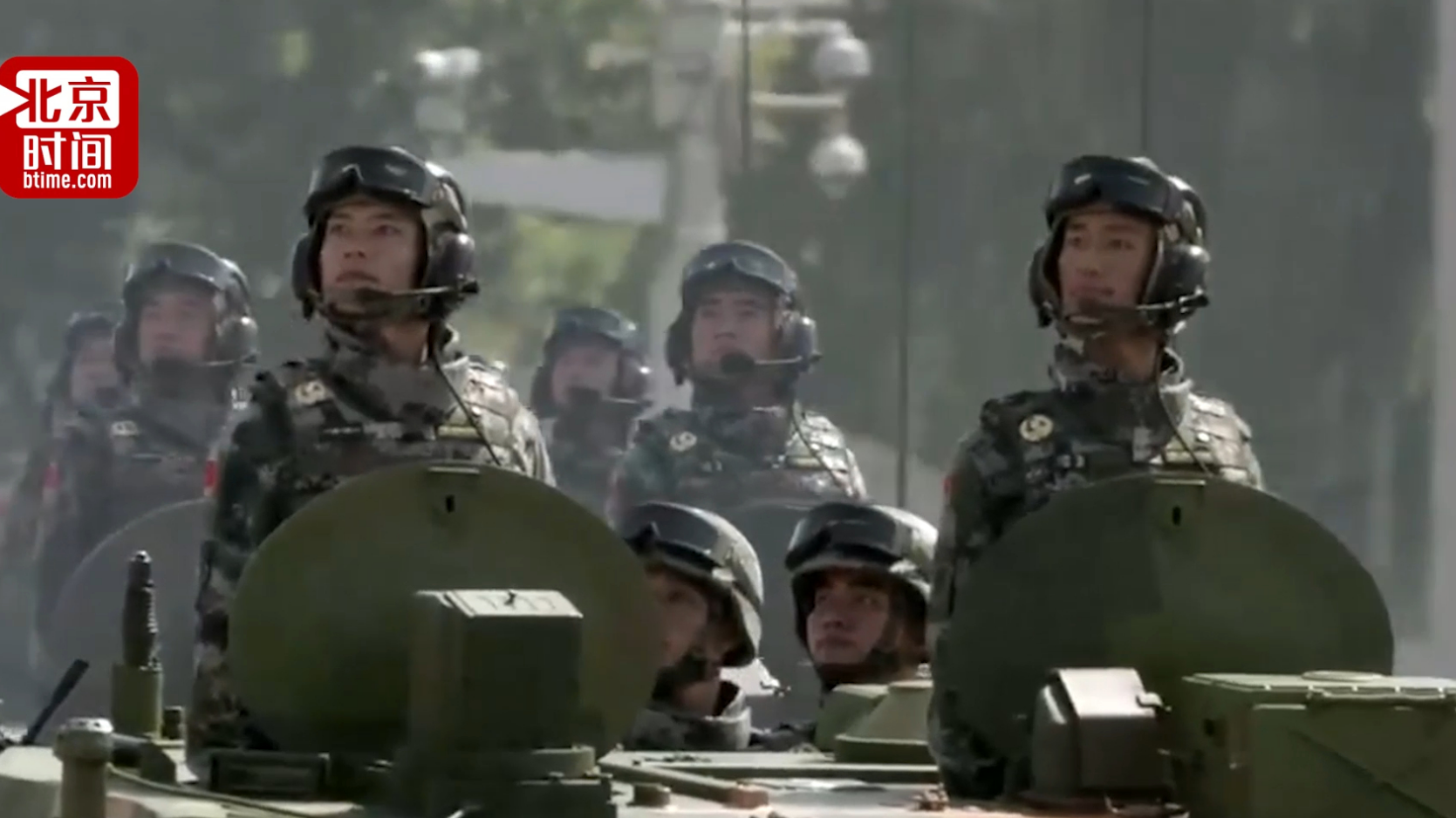 帅炸！150秒回顾九三阅兵震撼场面 每个动作都像是复制粘贴