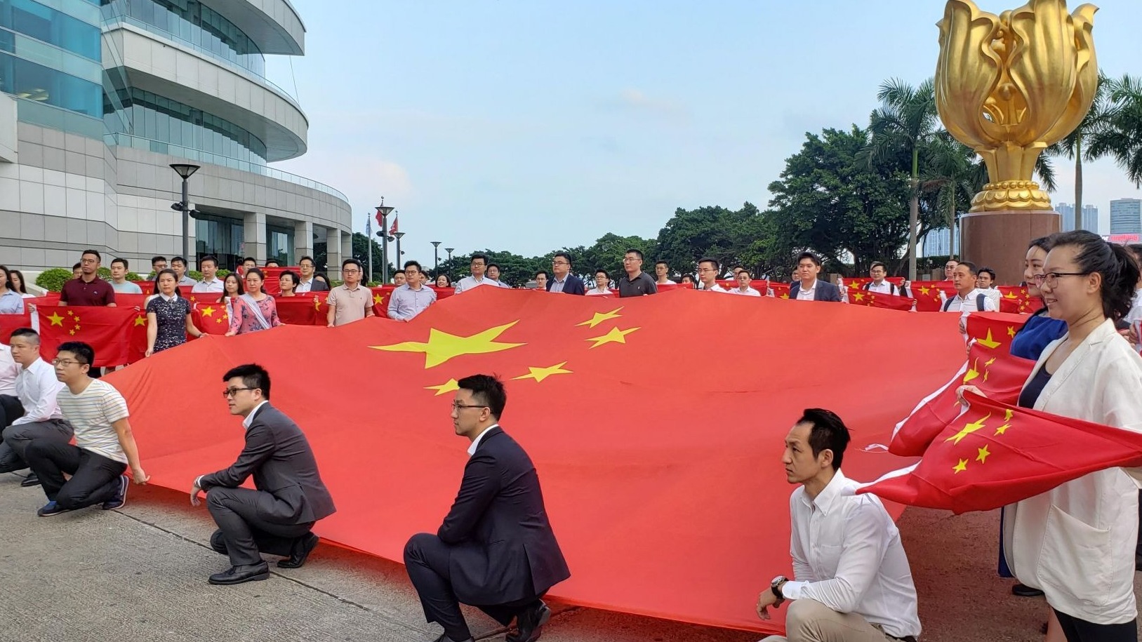 香港青年展70面国旗颂祖国
