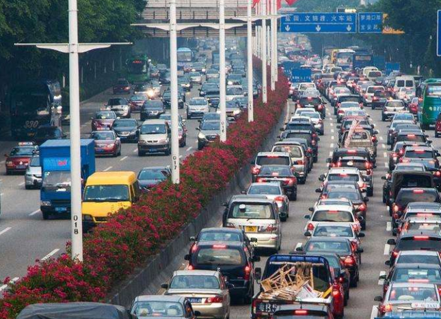 国庆假期全国收费公路免费通行，景区及交通枢纽周边道路易拥堵