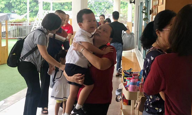 朱广权的开学段子来了！“开学大戏”上演，你的是爱情片、悬疑片还是恐怖片？
