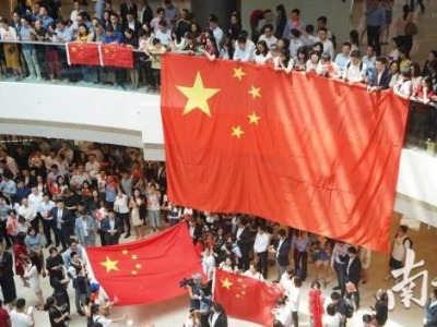 中国加油！上千名香港市民在中环商场“快闪”集结合唱国歌