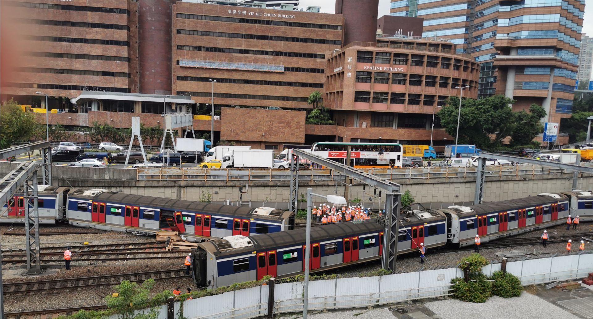 港鐵列車紅磡站斷為兩截三節車廂脫軌8傷5入院