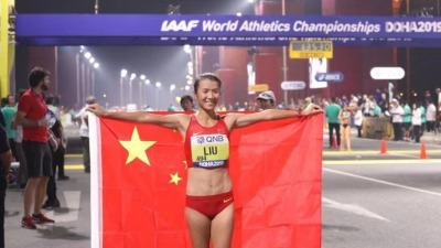 国旗披肩！深圳运动员刘虹多哈田径世锦赛20公里竞走夺金