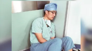 新闻路上说说说丨深圳一医生连做7台手术后竟靠墙睡着了