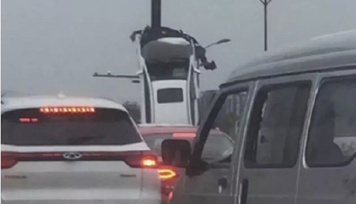 女司机怎么把车垂直开上标志杆？行车记录仪记下了一切！