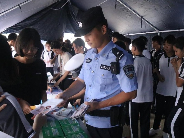 安全普法宣传活动进校园 深汕警方编织警民立体防护网 