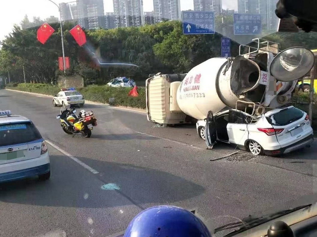 突发！宝安一路口发生一起交通事故致搅拌车侧翻
