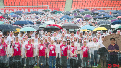三万深大师生雨中升国旗唱国歌：“我和国旗同框，我爱中国”  