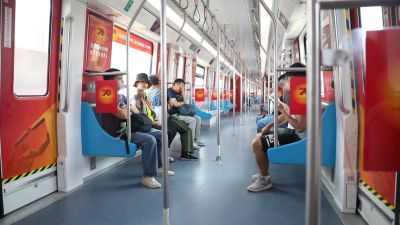 深圳地铁国庆主题列车！7辆“中国红”专列穿行深圳