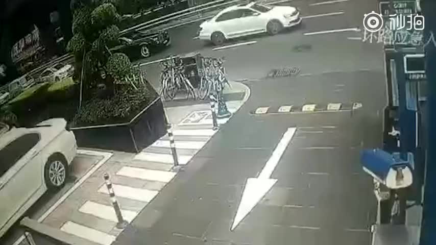 外卖骑手撞上劳斯莱斯引发网友热议，交警是这样判定责任的！