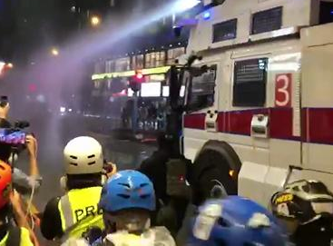 暴力示威者于湾仔纵火及刑事毁坏，香港警方逮捕多人