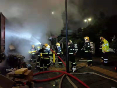 深圳光明物流货车凌晨突然着火 ，现场无人员伤亡