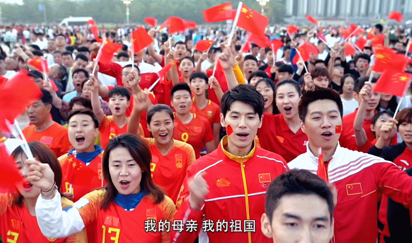 燃爆了！天安门前数万人合唱《我爱你中国》