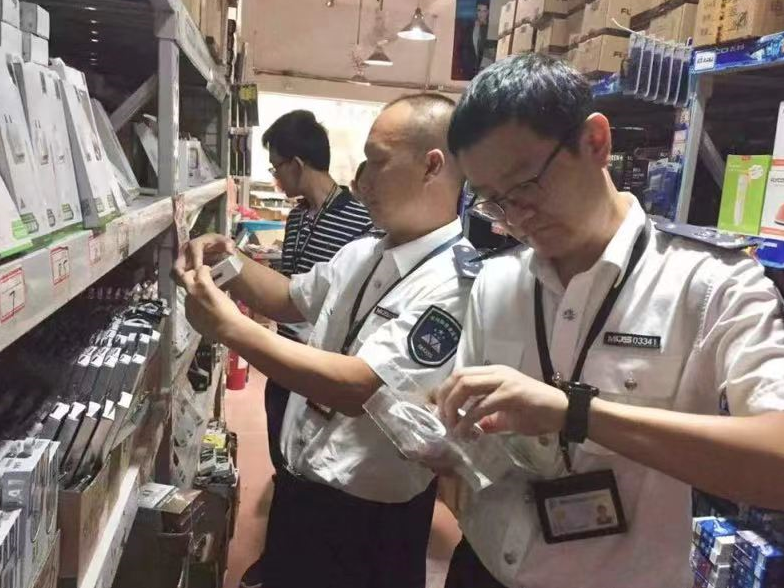 不合格的排插还敢卖？查扣！速度看下你家的插座安全吗？
