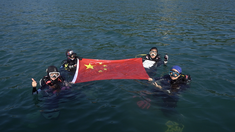 燃！一群人在海里喊出的这声“祖国我爱你”，格外动听！