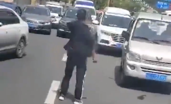 急救车被堵在路上！小伙子，你打通生命通道的样子太帅了！