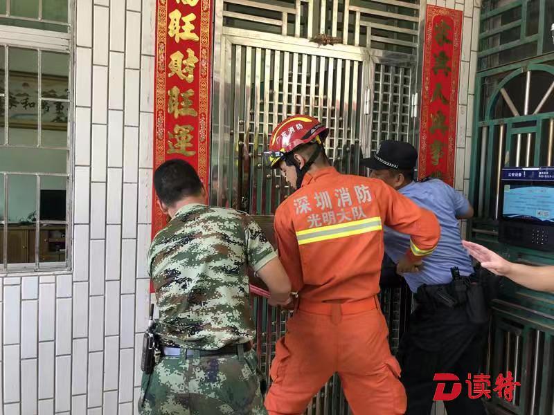 光明一独居老人摔倒头部血流不止 民警及时送医救治