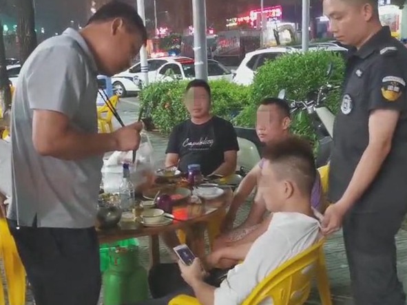假警察查房 被真警察送进班房