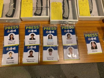 香港警方在铜锣湾及西环拘捕11人，缴获大量假记者证