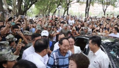 追星该有的样子！袁隆平粉丝大型见面会太火爆…