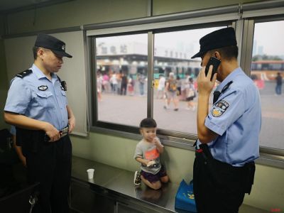2岁男童走失！深圳湾边检民警与时间赛跑半小时寻回