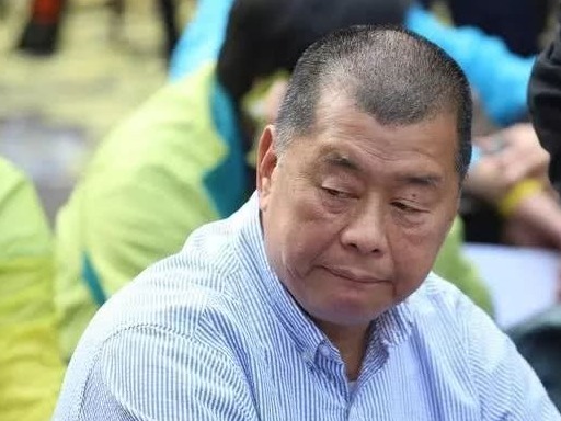 “港独”分子黎智英寓所今晨遭掷汽油弹 戴鸭舌帽男子骑车逃走