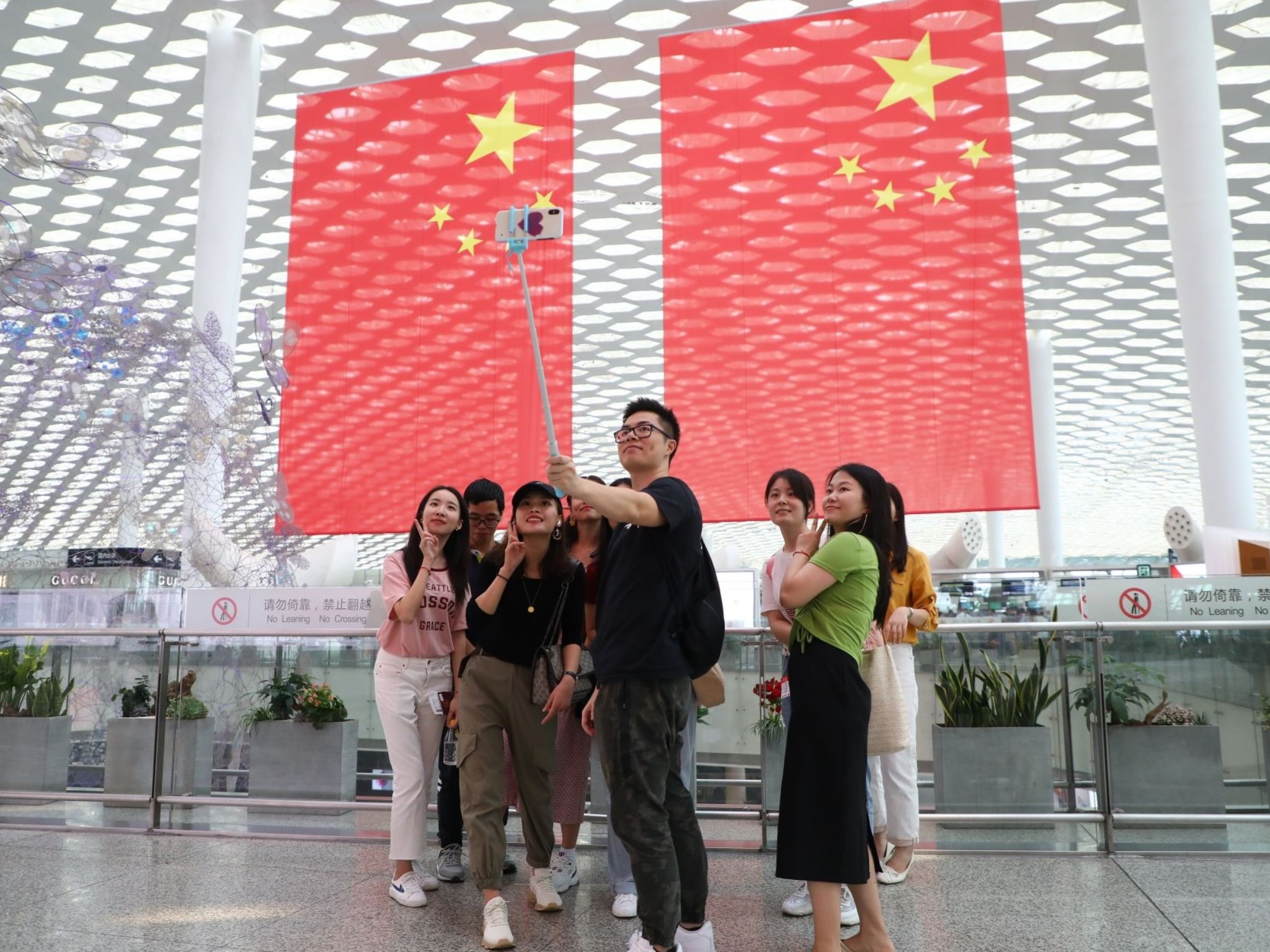 “国旗红”装点航站楼 喜庆又漂亮