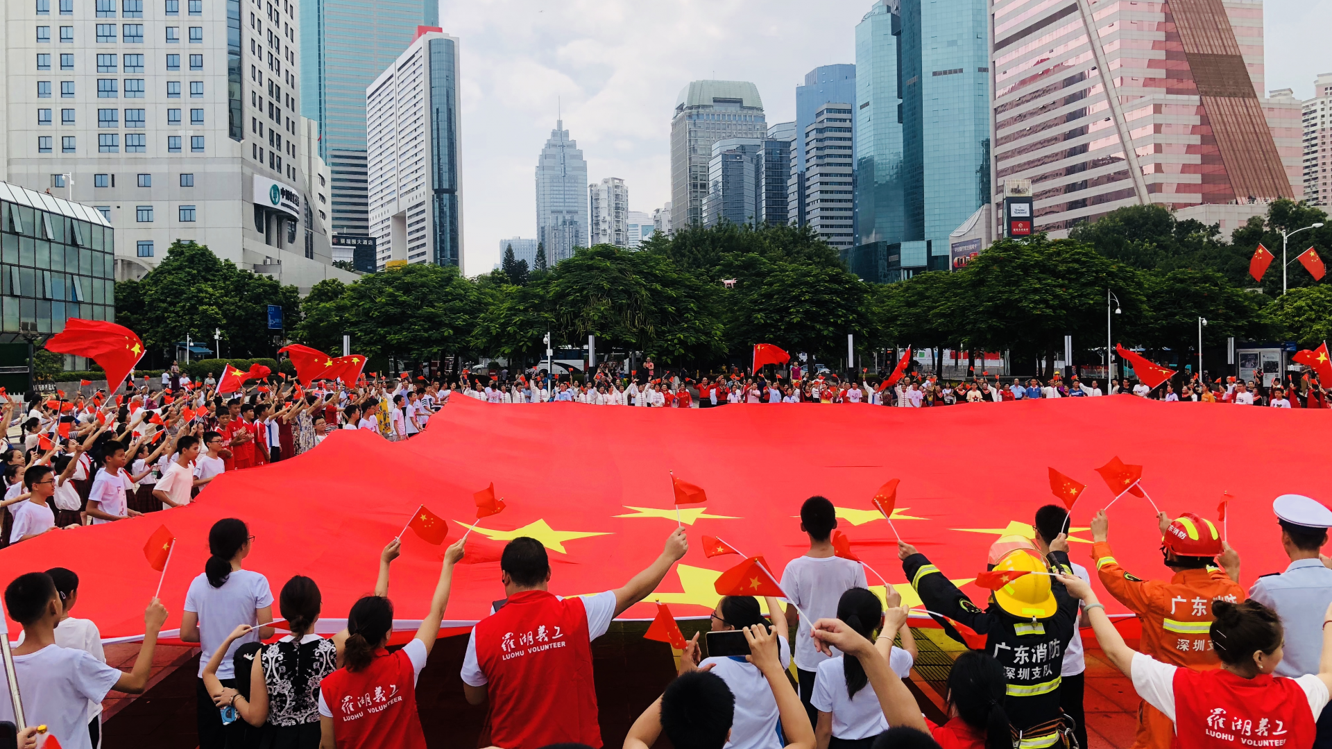 罗湖千人快闪歌唱祖国，大剧院变成一片“红色海洋”